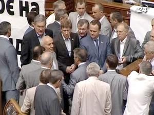 Опозиціонери сьогодні знову блокували трибуну Опозиціонери сьогодні знову блокували трибуну