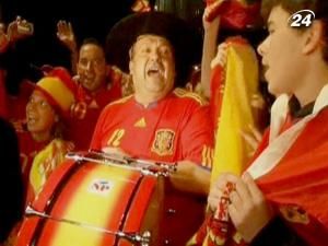 Іспанські фани гучно відсвяткували перемогу збірної у півфіналі ЧС-2010 Іспанські фани гучно відсвяткували перемогу збірної у півфіналі ЧС-2010