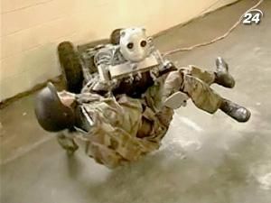 Робот BEAR доправляє поранених солдатів до безпечного місця Робот BEAR доправляє поранених солдатів до безпечного місця