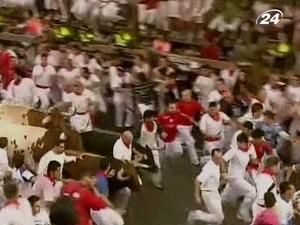 У забігах з биками у Памплоні серйозні поранення отримали 7 людей У забігах з биками у Памплоні серйозні поранення отримали 7 людей