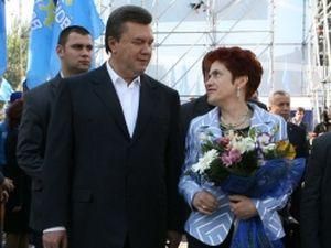 Людмила Янукович помолилась за здоров'я свого чоловіка Людмила Янукович помолилась за здоров'я свого чоловіка