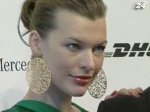 Тиждень моди у Берліні відвідала Міла Йовович Тиждень моди у Берліні відвідала Міла Йовович