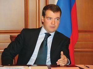 Медведєв: Сидіти у краватці просто мука