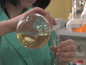 На Донеччині винахідники виготовляють біопаливо з бур'яну На Донеччині винахідники виготовляють біопаливо з бур'яну