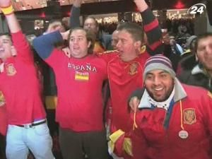 Іспанці цілу ніч святкували перемогу своєї команди на Мундіалі Іспанці цілу ніч святкували перемогу своєї команди на Мундіалі