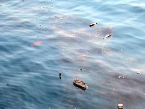 В морі біля Одеси величезна пляма невідомого походження В морі біля Одеси величезна пляма невідомого походження