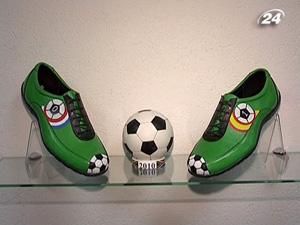 Майстер створив взуття з символікою країн-фіналістів Майстер створив взуття з символікою країн-фіналістів