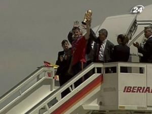Кубок світу з футболу прибув до Іспанії Кубок світу з футболу прибув до Іспанії