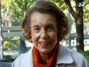 Поліція обшукала будинок найбагатшої жінки Європи Поліція обшукала будинок найбагатшої жінки Європи