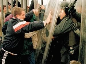 У Белфасті почались вуличні сутички на релігійній основі У Белфасті почались вуличні сутички на релігійній основі