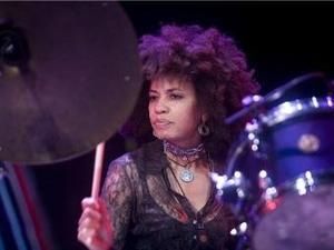 Карлос Сантана зробив пропозицію барабанниці прямо під час концерту Карлос Сантана зробив пропозицію барабанниці прямо під час концерту