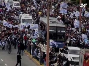 Збірна Уругваю у Монтевідео зустріли тисячі фанатів Збірна Уругваю у Монтевідео зустріли тисячі фанатів