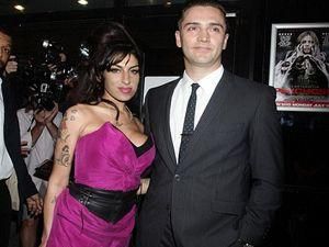 Новий бой-френд надихнув Вайнхаус на елегантність(ФОТО) Новий бой-френд надихнув Вайнхаус на елегантність(ФОТО)