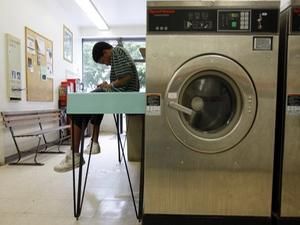 Японка виховувала доньку в увімкненій пральній машинці Японка виховувала доньку в увімкненій пральній машинці