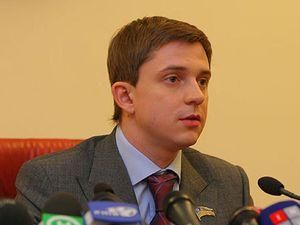 Довгий втримався у своєму кріслі Довгий втримався у своєму кріслі