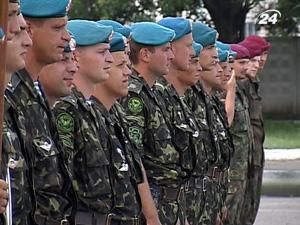 На третій день навчань "Сі-Бриз-2010" військові стрибали з парашутом На третій день навчань "Сі-Бриз-2010" військові стрибали з парашутом