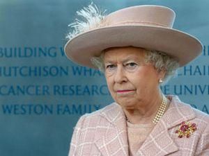 Британська королева через брак грошей продає своє майно
