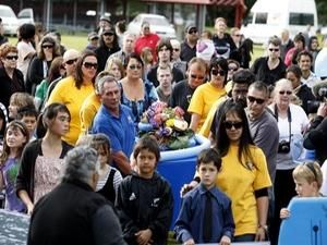 У Новій Зеландії 400 людей прийшли, щоб попрощатись із знаменитим дельфіном У Новій Зеландії 400 людей прийшли, щоб попрощатись із знаменитим дельфіном