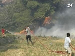 Дві великі лісові пожежі спалахнули неподалік від Афін Дві великі лісові пожежі спалахнули неподалік від Афін
