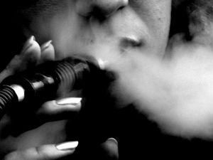 У секторі Газа жінкам заборонили курити кальян У секторі Газа жінкам заборонили курити кальян