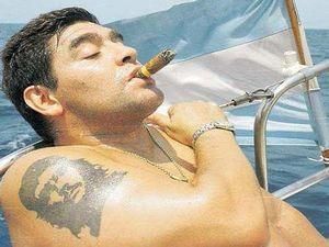 Уго Чавес зіграє в футбол з Марадоною Уго Чавес зіграє в футбол з Марадоною