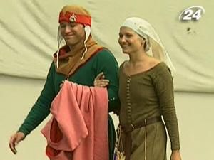 Старовинний показ мод влаштували у Криму просто неба Старовинний показ мод влаштували у Криму просто неба