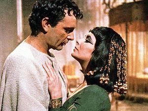 Анджеліна Джолі і Кетрін Зета-Джонс змагатимуться за фільм про легендарну історію кохання Анджеліна Джолі і Кетрін Зета-Джонс змагатимуться за фільм про легендарну історію кохання