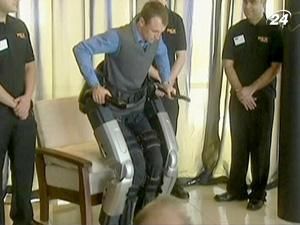 Робототехнічний екзоскелет дозволяє паралізованим ходити Робототехнічний екзоскелет дозволяє паралізованим ходити