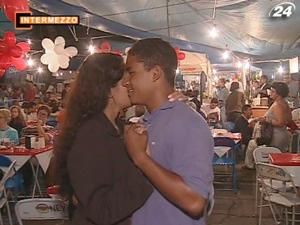 Ринок у Ріо-де-Жанейро - багатий вибір страв, танці та весела компанія Ринок у Ріо-де-Жанейро - багатий вибір страв, танці та весела компанія