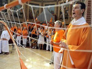 Голландському священнику дали "червону картку" за мессу у футбольній формі Голландському священнику дали "червону картку" за мессу у футбольній формі