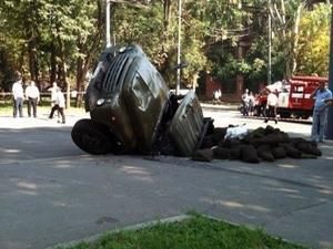 У Дніпропетровську вантажівка провалилась під землю У Дніпропетровську вантажівка провалилась під землю