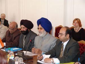 В Індії депутати кинули стіл на опонентів прямо на засіданні В Індії депутати кинули стіл на опонентів прямо на засіданні