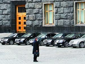 Азаров шокує: авто потрібне лише міністру та його заступнику Азаров шокує: авто потрібне лише міністру та його заступнику