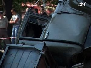 У Дніпропетровську у центрі міста під асфальт провалилась вантажівка У Дніпропетровську у центрі міста під асфальт провалилась вантажівка