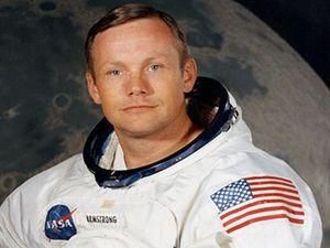 У США подали в суд на крадія митної декларації астронавта Армстронга У США подали в суд на крадія митної декларації астронавта Армстронга