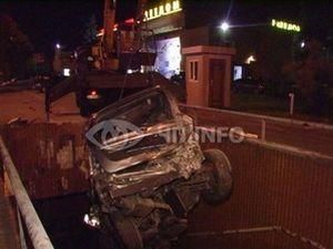 У Києві водій Subaru на швидкості влетів у підземний перехід У Києві водій Subaru на швидкості влетів у підземний перехід