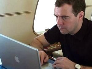 Мікроблог Дмитра Медведєва вже читають більше 50 тисяч користувачів Мікроблог Дмитра Медведєва вже читають більше 50 тисяч користувачів