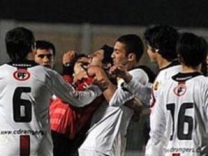 Чилієць Хосе Педросо ледь не задушив суддю футбольного матчу (ВІДЕО) Чилієць Хосе Педросо ледь не задушив суддю футбольного матчу (ВІДЕО)