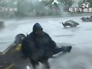 Китай потерпає від тайфуну "Чантху" Китай потерпає від тайфуну "Чантху"