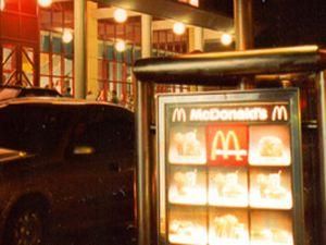 Жінка в масці з нижньої білизни пограбувала в США McDonald `s Жінка в масці з нижньої білизни пограбувала в США McDonald `s