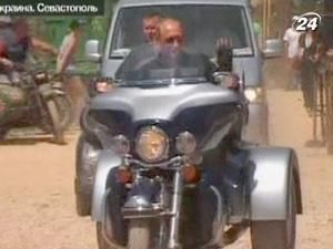 У Севастополі Путін їздив на байку і скандував “Хай живе Україна” У Севастополі Путін їздив на байку і скандував “Хай живе Україна”