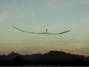 Безпілотник на сонячних батареях пробув у повітрі два тижні