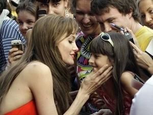 У Москві Анджеліна Джолі представила "Солт", поцілувала фанатку і сказала: "Добрый вечер" У Москві Анджеліна Джолі представила "Солт", поцілувала фанатку і сказала: "Добрый вечер"