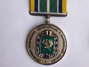 Янукович нагородив орденом колишнього охоронця Ахметова Янукович нагородив орденом колишнього охоронця Ахметова