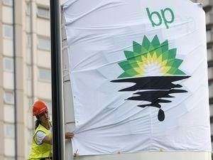 Активісти Greenpeace заблокували всі заправки BP в Лондоні Активісти Greenpeace заблокували всі заправки BP в Лондоні
