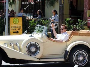 Шварцнеггер зустрів доньку на розкішному ретро-автомобілі Шварцнеггер зустрів доньку на розкішному ретро-автомобілі