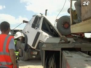 У Криму внаслідок падіння вантажного причепу загинули двоє людей У Криму внаслідок падіння вантажного причепу загинули двоє людей