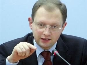 Яценюк називає закон про місцеві вибори порушенням конституції Яценюк називає закон про місцеві вибори порушенням конституції