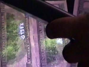 В обігу з’явились стодоларові купюри з написом "хабар" В обігу з’явились стодоларові купюри з написом "хабар"