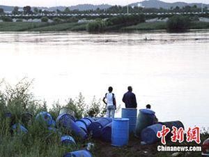 У Китаї понад тисяча бочок з отруйними хімікатами паводок виніс в приток Амуру У Китаї понад тисяча бочок з отруйними хімікатами паводок виніс в приток Амуру